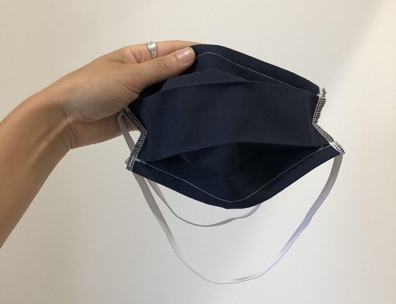 Masque en tissu bleu à accrocher derrière la tête