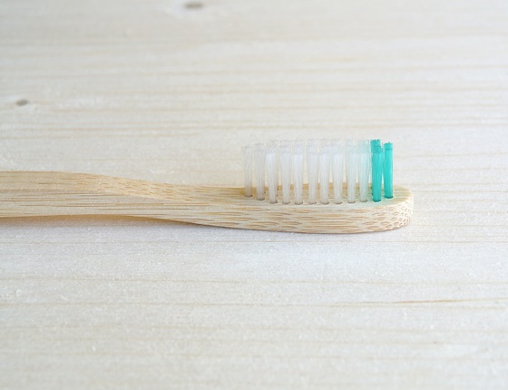 Brosse à dents en bambou adulte - poils médium vert