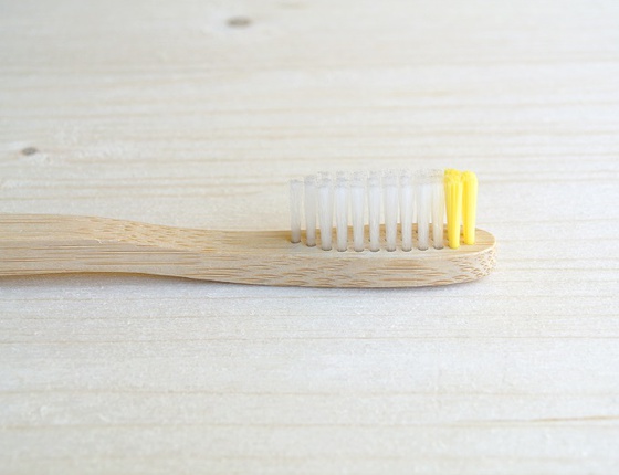 Brosse à dents en bambou adulte - poils souples jaunes