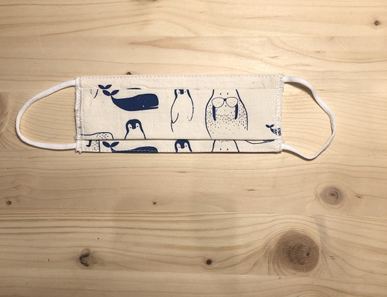 Masque enfant à motifs à élastiques derrière les oreilles
