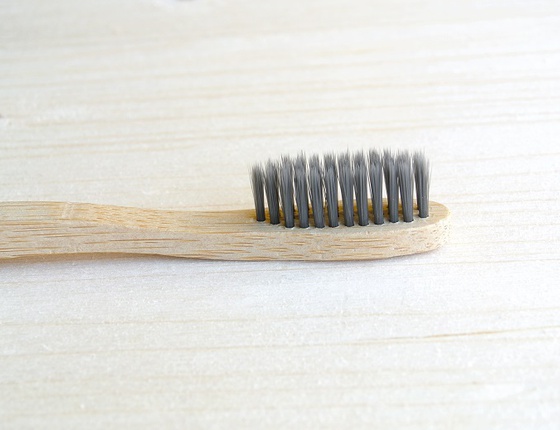 Brosse à dents en bambou adulte - poils souples noirs
