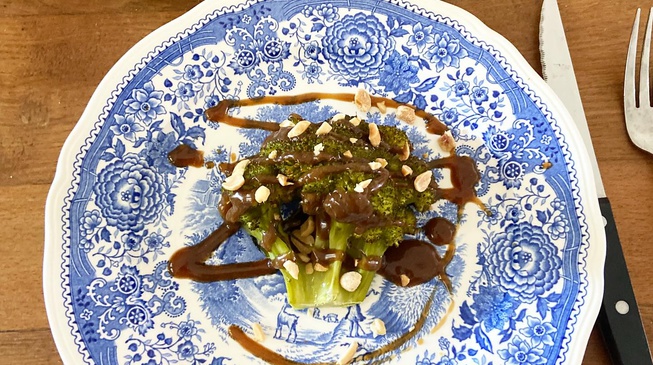 Brocoli rôti bio et sa sauce cacahuète